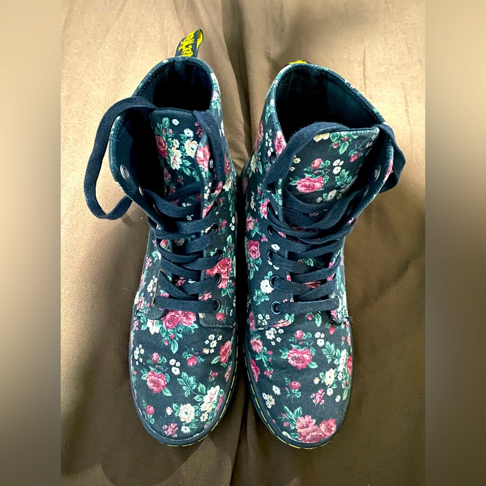 Dr. Martens Hackney Floral Black Lace Up Boots US7